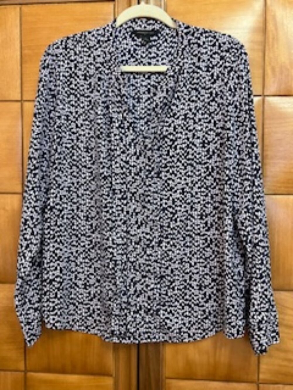 Banana Republic LS Small Geometric Print Blouse Size: Large